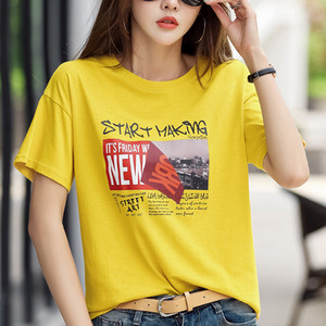 Kelių spalvų modernūs moteriški marškinėliai su raštu ir apvalia iškirpte