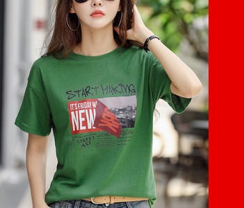 Kelių spalvų modernūs moteriški marškinėliai su raštu ir apvalia iškirpte