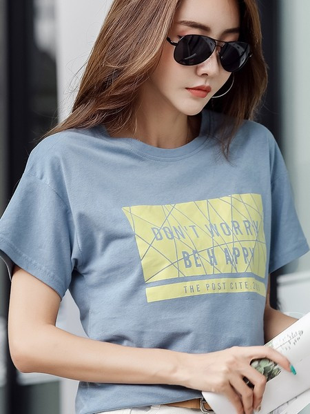 Kelių spalvų modernūs moteriški marškinėliai su raštu ir apvalia iškirpte