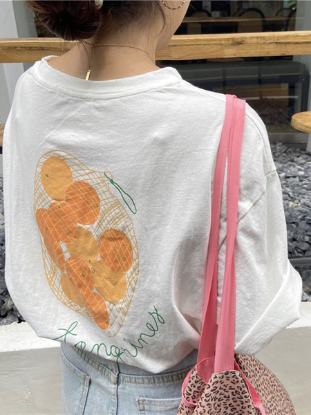 Ljetna ženska majica s aplikacijom u boji