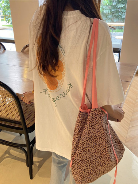 Ljetna ženska majica s aplikacijom u boji