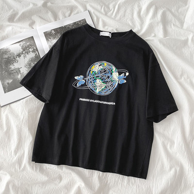 Ανδρικό μπλουζάκι με απλικέ χρώμα και κοντά μανίκια