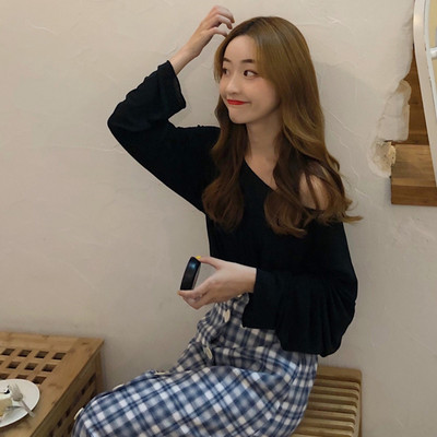 Μονόχρωμη μπλούζα με φαρδιά λαιμόκοψη