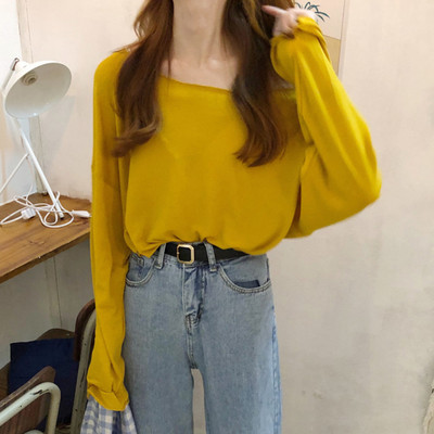 Μονόχρωμη μπλούζα με φαρδιά λαιμόκοψη