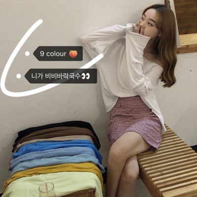 Μονόχρωμη μπλούζα με φαρδιά λαιμόκοψη