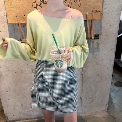 Μονόχρωμη μπλούζα με φαρδιά λαιμόκοψη