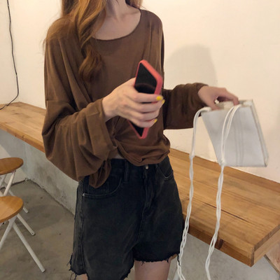 Μονόχρωμη μπλούζα με φαρδιά λαιμόκοψη