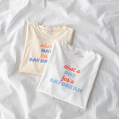 Γυναικείο μπλουζάκι με απλικέ και στρογγυλό ντεκολτέ