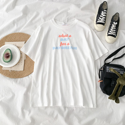 Γυναικείο μπλουζάκι με απλικέ και στρογγυλό ντεκολτέ