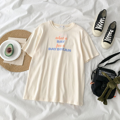 Γυναικείο μπλουζάκι με απλικέ και στρογγυλό ντεκολτέ