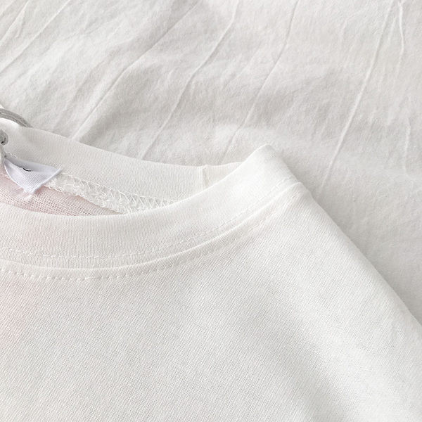 Γυναικείο μπλουζάκι με απλικέ και στρογγυλό ντεκολτέ