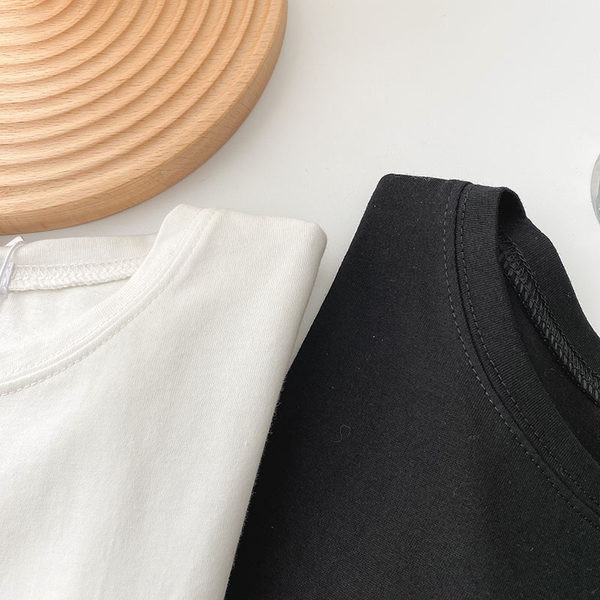 Casual γυναικείο μπλουζάκι με απλικέ και στρογγυλή λαιμόκοψη