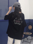 Γυναικεία φαρδιά μπλούζα με επιγραφή στο πίσω μέρος και οβάλ ντεκολτέ