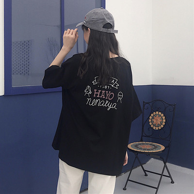 Γυναικεία φαρδιά μπλούζα με επιγραφή στο πίσω μέρος και οβάλ ντεκολτέ