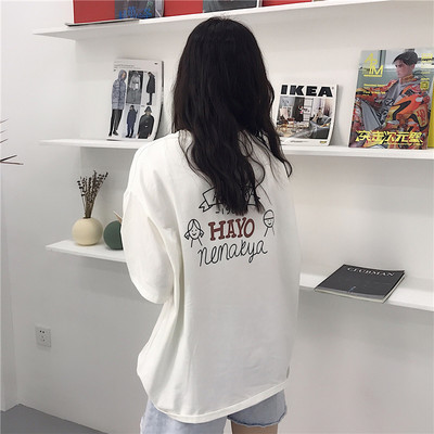 Γυναικεία φαρδιά μπλούζα με επιγραφή στο πίσω μέρος και οβάλ ντεκολτέ