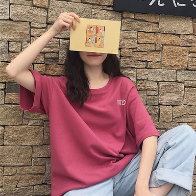 Γυναικεία φαρδιά μπλούζα με επιγραφή στο πίσω μέρος και οβάλ ντεκολτέ