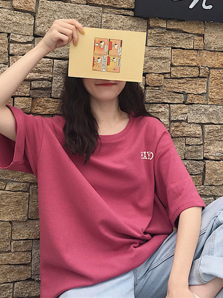 Γυναικεία φαρδιά μπλούζα με επιγραφή στο πίσω μέρος και οβάλ ντεκολτέ