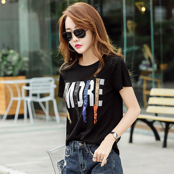 Moderna ženska majica s ovalnim izrezom i printom u više boja