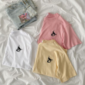 Ženska proljetna majica s aplikacijom i kratkim rukavima