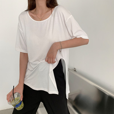 Široka ženska majica s prorezom