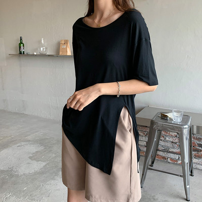 Široka ženska majica s prorezom