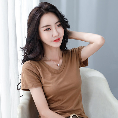 Jednobojna ženska majica kratkih rukava sa špic izrezom i kratkim rukavima