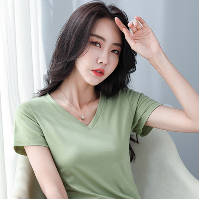 Jednobojna ženska majica kratkih rukava sa špic izrezom i kratkim rukavima