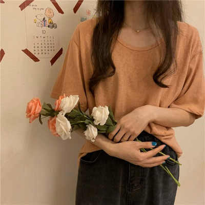 Χαλαρό καλοκαιρινό μπλουζάκι με κοντά μανίκια και οβάλ λαιμόκοψη