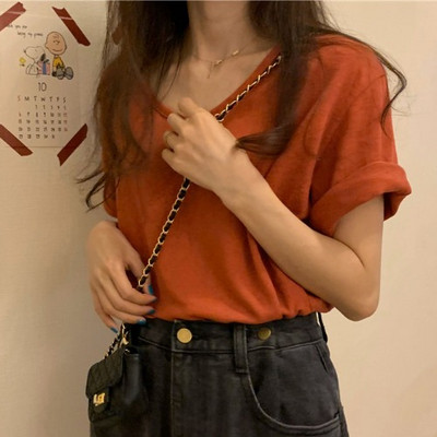 Χαλαρό καλοκαιρινό μπλουζάκι με κοντά μανίκια και οβάλ λαιμόκοψη