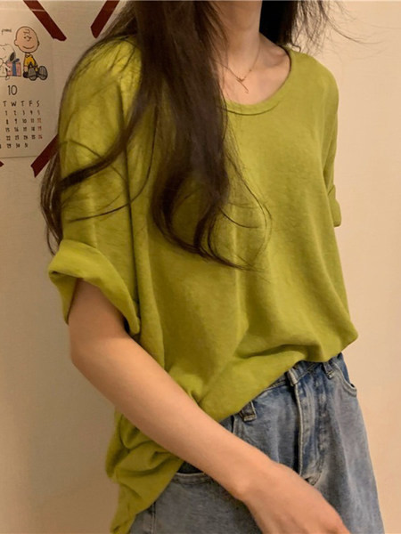 Χαλαρό καλοκαιρινό μπλουζάκι με κοντά μανίκια και οβάλ λαιμόκοψη