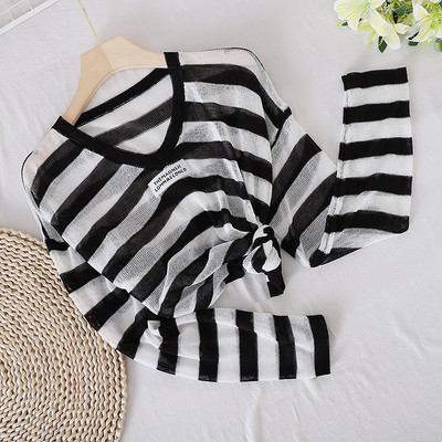 Sieviešu svītraina blūze ar špica kakla izgriezumu trīs krāsās