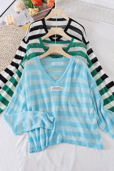 Sieviešu svītraina blūze ar špica kakla izgriezumu trīs krāsās