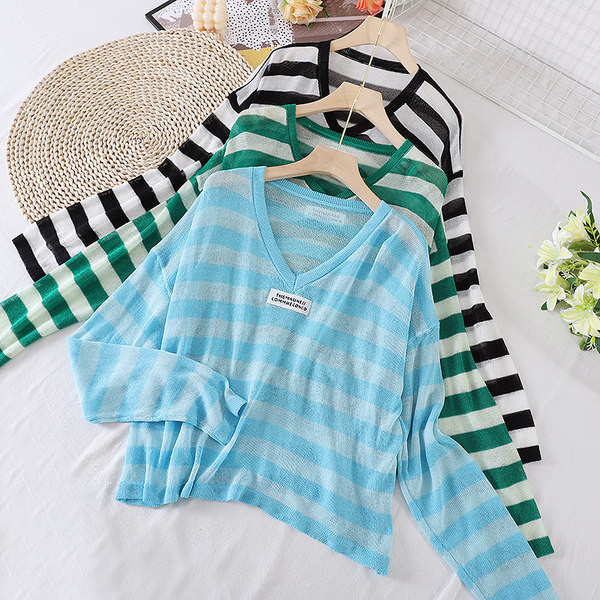 Sieviešu svītraina blūze ar špica kakla izgriezumu trīs krāsās