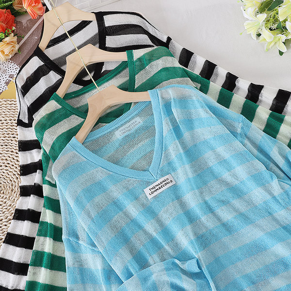 Sieviešu svītraina blūze ar špica kakla izgriezumu trīs krāsās