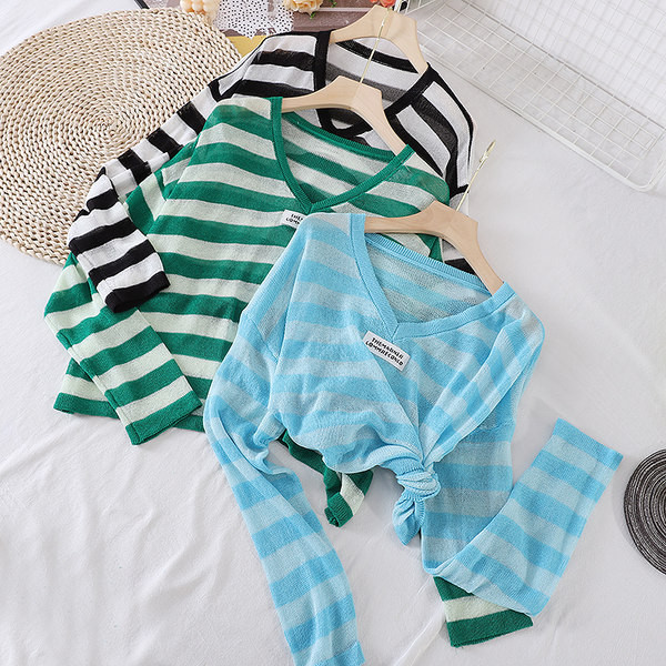 Sieviešu svītraina blūze ar špica kakla izgriezumu trīs krāsās