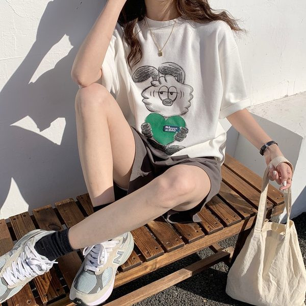 Naujo modelio vasariniai marškinėliai su spalvotomis aplikacijomis