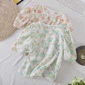 Μοντέρνα γυναικεία μπλούζα με λουλουδάτο μοτίβο και οβάλ λαιμόκοψη - δύο χρώματα