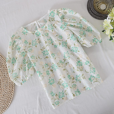 Μοντέρνα γυναικεία μπλούζα με λουλουδάτο μοτίβο και οβάλ λαιμόκοψη - δύο χρώματα