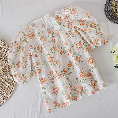 Μοντέρνα γυναικεία μπλούζα με λουλουδάτο μοτίβο και οβάλ λαιμόκοψη - δύο χρώματα