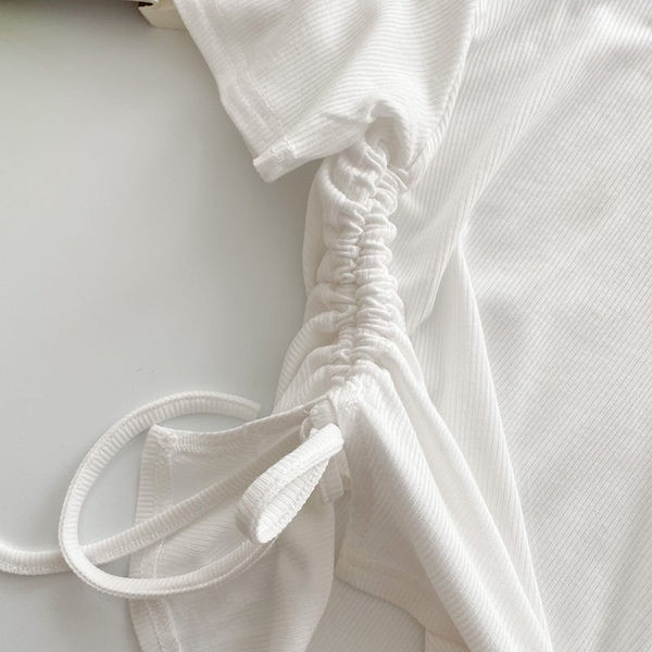 Γυναικείο απλό μπλουζάκι με στρογγυλή λαιμόκοψη και κορδόνια