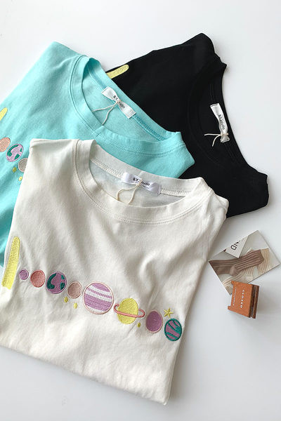 Γυναικείο μπλουζάκι με κέντημα και στρογγυλή λαιμόκοψη