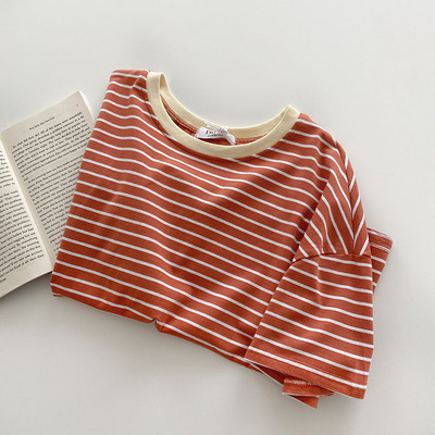 Γυναικείο ριγέ μπλουζάκι με οβάλ ντεκολτέ