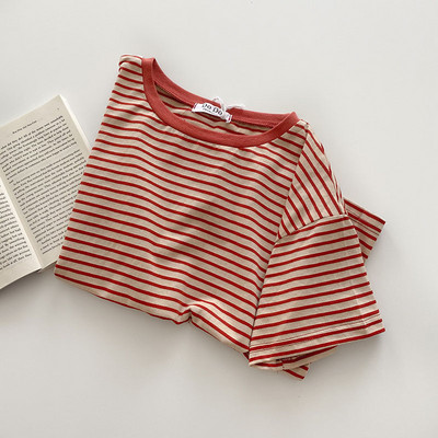 Γυναικείο ριγέ μπλουζάκι με οβάλ ντεκολτέ