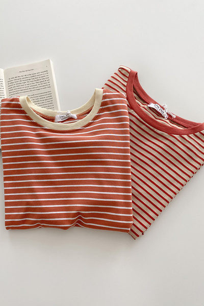 Γυναικείο ριγέ μπλουζάκι με οβάλ ντεκολτέ