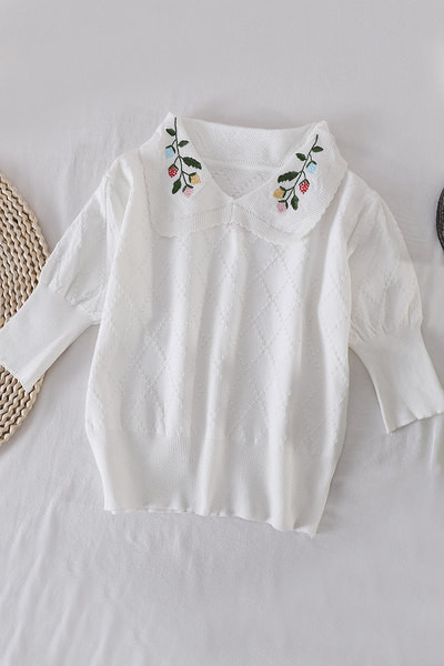 Γυναικεία πλεκτή μπλούζα με κέντημα σε λευκό χρώμα