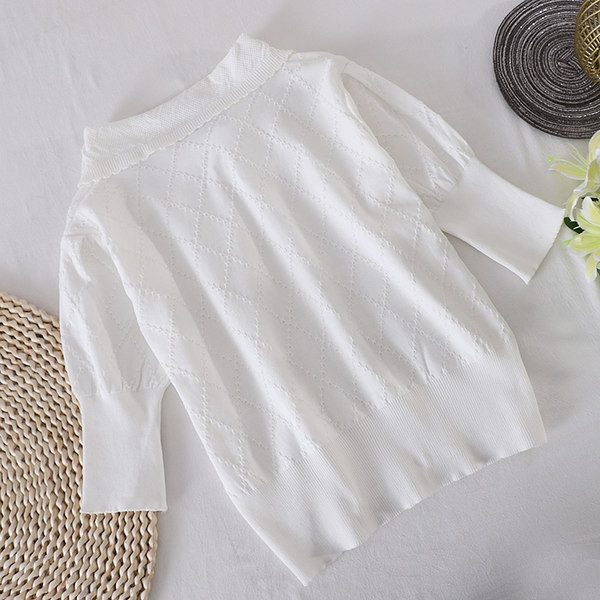 Γυναικεία πλεκτή μπλούζα με κέντημα σε λευκό χρώμα