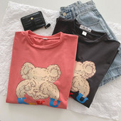 Ženska široka majica s ovalnim izrezom i aplikacijom medvjedića