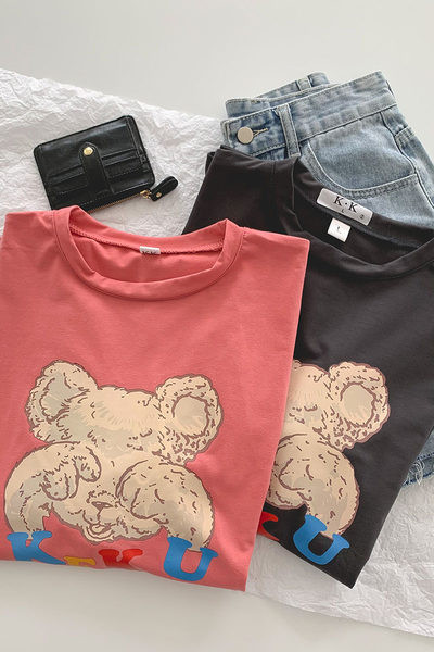 Ženska široka majica s ovalnim izrezom i aplikacijom medvjedića