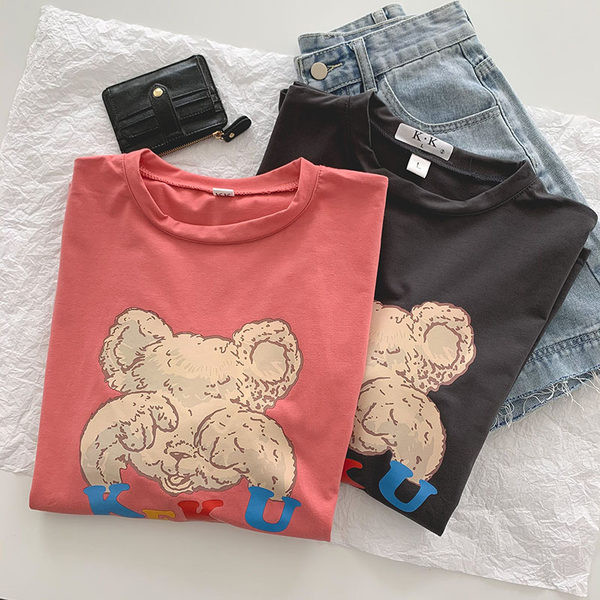 Ženska široka majica s ovalnim izrezom i aplikacijom medvjedića