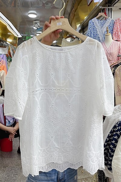 Novi model ženske bluze sa okruglim izrezom i kratkim rukavima u bijeloj boji